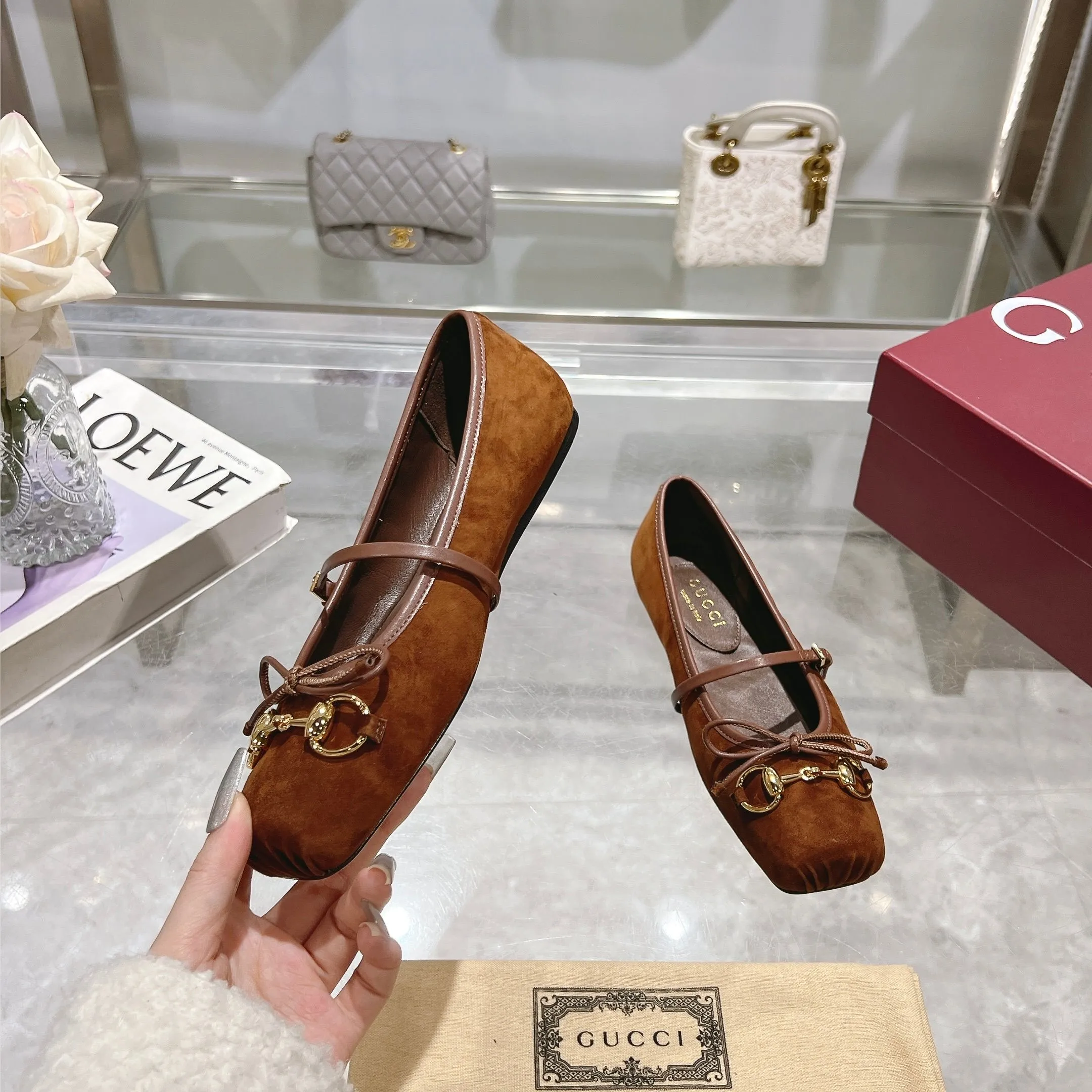 👟👟Ex-factory price 560👟👟 Gucci Horsebit series women's ballet flats. This iconic horsebit ballet flats features a square toe design and elegant bow details, paying tribute to the traditional ballet shoe style. This piece is crafted from Gucci ankh leather and embellished with a light gold-tone horsebit buckle. A 'sacchetto' construction with a soft, padded insole provides a great fit. ✅Size: 35-42 (customized for 40-42) ✅Sole material: Imported Italian genuine leather sole ✅Packaging: Brand new red box packaging